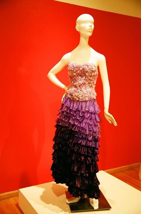 Επανάσταση στη μόδα: Haute couture δημιουργίες από προφυλακτικά για την καταπολέμηση του AIDS [βίντεο&εικόνες] | iefimerida.gr 4