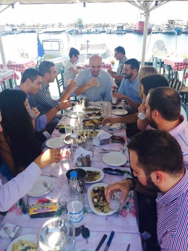 Με τσίπουρα και μεζέδες υποδέχθηκαν τον Μεϊμαράκη οι νεολαίοι στο Βόλο [εικόνες]   | iefimerida.gr 0