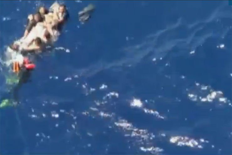 Η στιγμή της διάσωσης από Ιταλούς στο σημείο που καίγεται το πλοίο [εικόνες] | iefimerida.gr 2