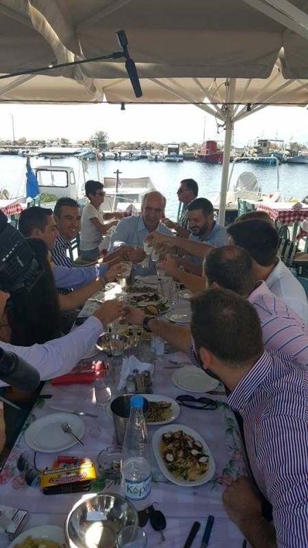 Με τσίπουρα και μεζέδες υποδέχθηκαν τον Μεϊμαράκη οι νεολαίοι στο Βόλο [εικόνες]   | iefimerida.gr 2