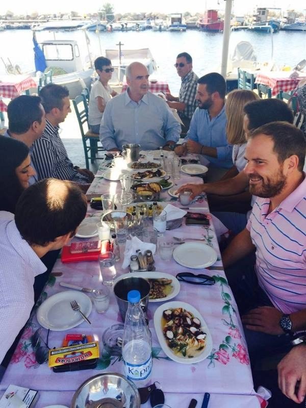 Με τσίπουρα και μεζέδες υποδέχθηκαν τον Μεϊμαράκη οι νεολαίοι στο Βόλο [εικόνες]   | iefimerida.gr 3