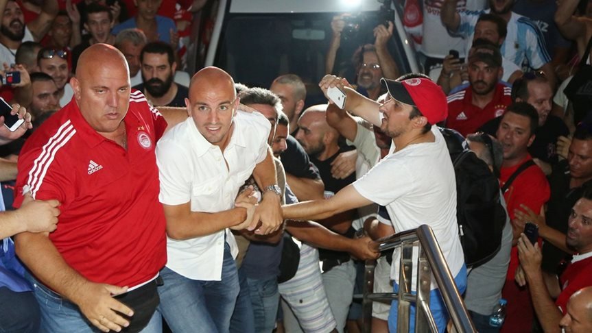 Κάηκε ο Πειραιάς για τον Καμπιάσο – 1.500 φίλοι του Ολυμπιακού τον υποδέχθηκαν [εικόνες] | iefimerida.gr 3