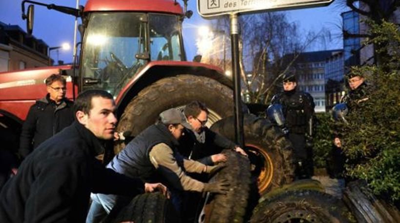 Και στη Γαλλία οι αγρότες στους δρόμους – Επεισόδια με την Αστυνομία [εικόνες] | iefimerida.gr 2