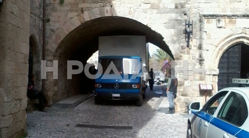 Απίστευτες εικόνες στη Ρόδο -Φορτηγό φράκαρε στην είσοδο της Παλαιάς Πόλης -Φθορές στο μνημείο [εικόνες] | iefimerida.gr 0
