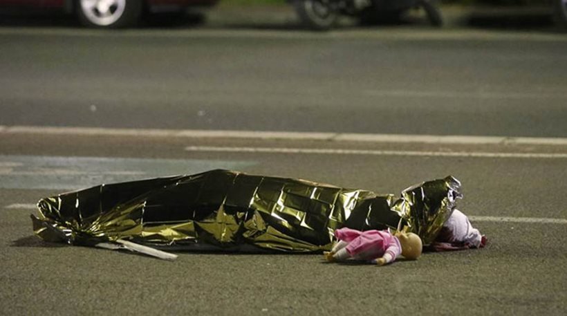 Η φωτογραφία από το μακελειό στη Νίκαια που σοκάρει τον πλανήτη -Το νεκρό κορίτσι με την κούκλα του [εικόνα] | iefimerida.gr 0