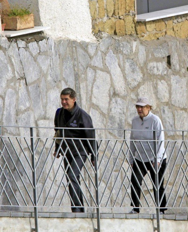 Η Ανγκελα Μέρκελ με καπελάκι του μπέιζμπολ στα ιαματικά λουτρά «Αφροδίτη, Απόλλων» [εικόνες] | iefimerida.gr 2