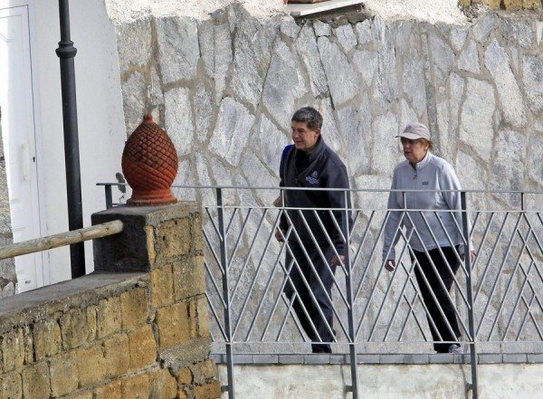 Η Ανγκελα Μέρκελ με καπελάκι του μπέιζμπολ στα ιαματικά λουτρά «Αφροδίτη, Απόλλων» [εικόνες] | iefimerida.gr 3