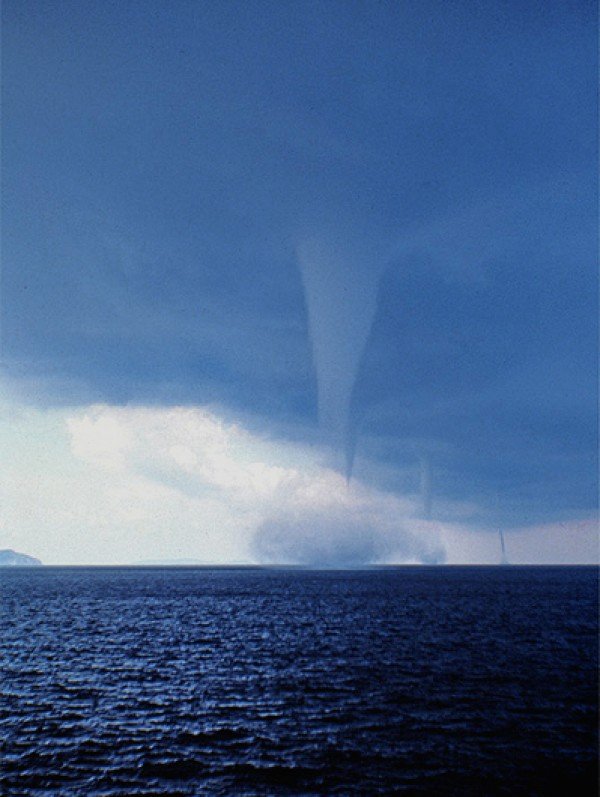 Σίφουνες στο Ιόνιο απαθανάτισε ο φακός Ιταλού φωτογράφου [εικόνα] | iefimerida.gr 0