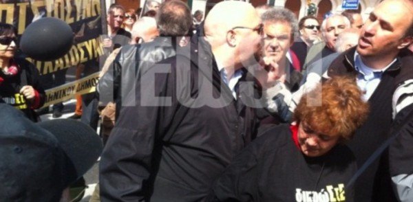 Συγκέντρωση διαμαρτυρίας των μικρομολογιούχων έξω από την Βουλή- Αποδοκίμασαν τον Παναγιώταρο [εικόνες] | iefimerida.gr 2