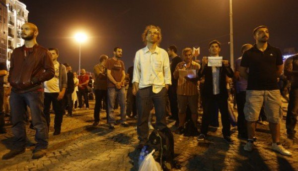 Η Αννα Διαμαντοπούλου φωτογραφίζεται με τον «ακίνητο άνδρα» της Πλατείας Ταξίμ | iefimerida.gr 1