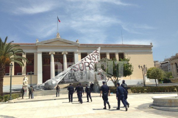 Αντιεξουσιαστές κατέβασαν την ελληνική σημαία στα Προπύλαια μετά το κλείσιμο του Indymedia [εικόνες] | iefimerida.gr 2