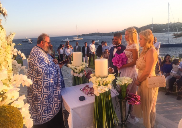 Στιγμιότυπο από τον γάμο τους στην Μύκονο