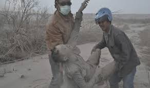 Φρίκη από την πολύνεκρη έκρηξη του ηφαιστείου στη Σουμάτρα: Ξεθάβουν νεκρούς από τη στάχτη [εικόνες] | iefimerida.gr 10