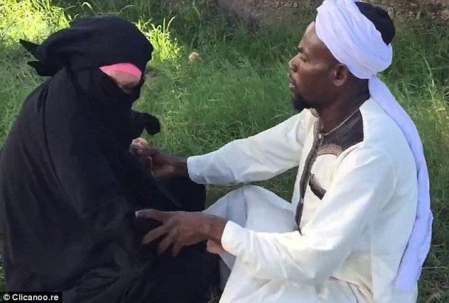 Σοκαριστικό: Ιμάμης ξορκίζει από κορίτσι τα κακά πνεύματα [εικόνες & βίντεο] | iefimerida.gr 0