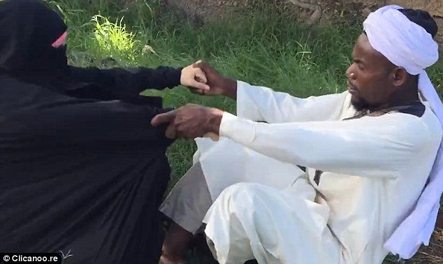 Σοκαριστικό: Ιμάμης ξορκίζει από κορίτσι τα κακά πνεύματα [εικόνες & βίντεο] | iefimerida.gr 1