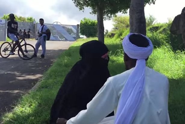 Σοκαριστικό: Ιμάμης ξορκίζει από κορίτσι τα κακά πνεύματα [εικόνες & βίντεο] | iefimerida.gr 2