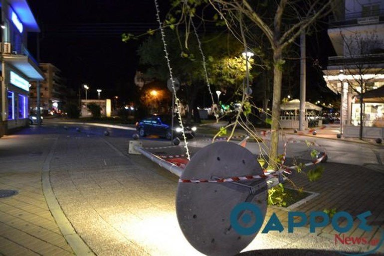 Ισχυροί άνεμοι σαρώνουν την Καλαμάτα: Επεσαν δέντρα και κολώνα [εικόνες] | iefimerida.gr 1