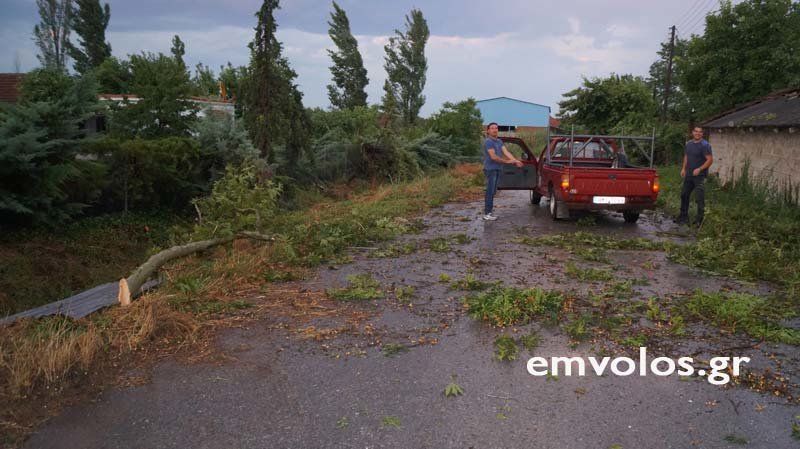 Ισχυρή ανεμοθύελλα στην Ημαθία -Καταστροφές σε χωριό [εικόνες & βίντεο] | iefimerida.gr 0