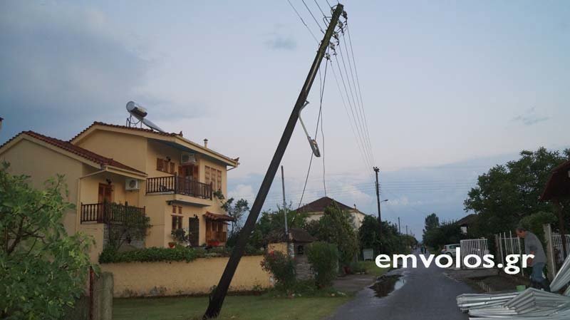 Ισχυρή ανεμοθύελλα στην Ημαθία -Καταστροφές σε χωριό [εικόνες & βίντεο] | iefimerida.gr 1