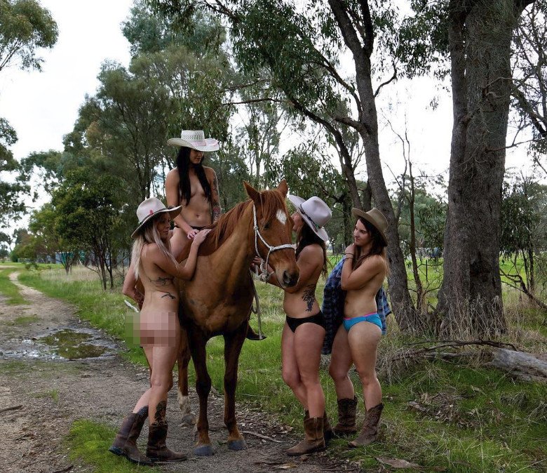 Αυστραλοί αγρότες ποζάρουν γυμνοί για να γιορτάσουν τη ζωή στην ύπαιθρο –Για καλό σκοπό [εικόνες] | iefimerida.gr 3