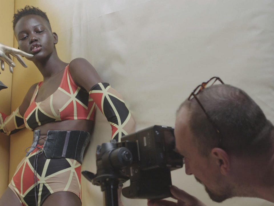 Το ημερολόγιο της Pirelli για το 2018 αποθεώνει τη μαύρη ομορφιά [εικόνες] | iefimerida.gr 12