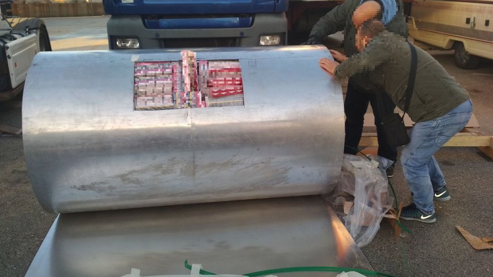 Εντοπίστηκαν συνολικά εννέα χιλιάδες πενήντα τρεις (9.053) κούτες τσιγάρων