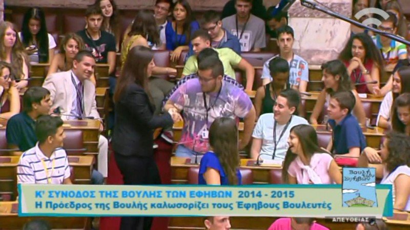 Η Κωνσταντοπουλου βγάζει selfie με μαθητές μέσα στην Ολομέλεια [εικόνες & βίντεο] | iefimerida.gr 0
