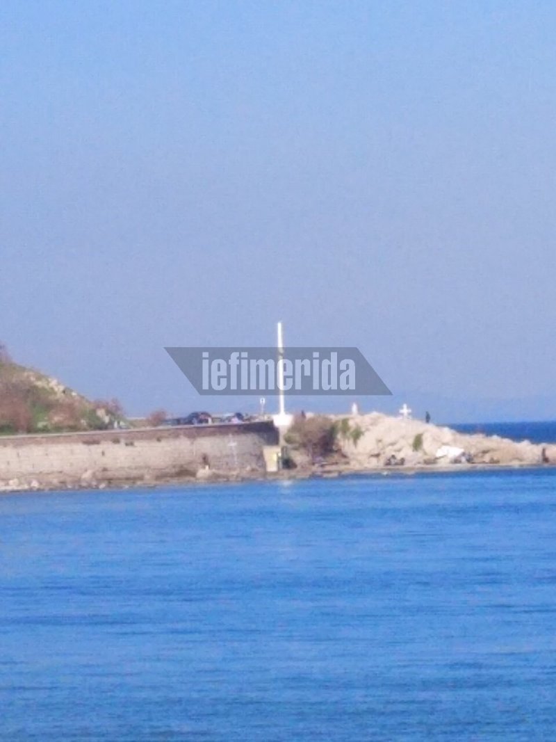 Τοποθέτησαν ένα μεγάλο μεταλλικό σταυρό που κατασκευάσθηκε στη Χίο μαζί με μια μεγάλη τσιμεντένια βάση