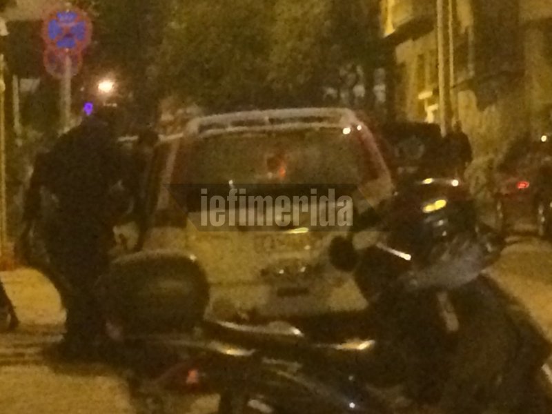 Νέα επίθεση στο σπίτι Φλαμπουράρη με πέτρες και μολότοφ -Τραυματίστηκε αστυνομικός, 19 προσαγωγές [εικόνες] | iefimerida.gr 0