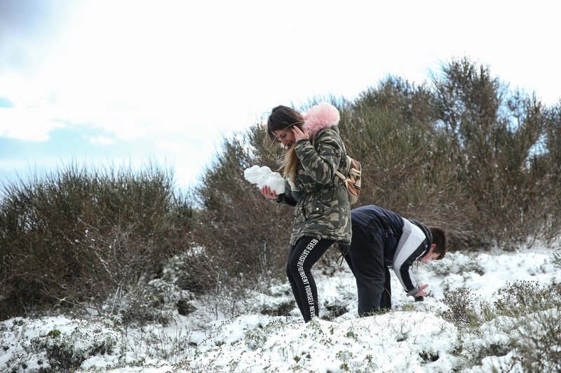 Οι Αθηναίοι πήραν τα βουνά για λίγο χιόνι -Παιχνίδια αλλά και μποτιλιάρισμα σε Πάρνηθα και Πεντέλη [εικόνες] | iefimerida.gr 14
