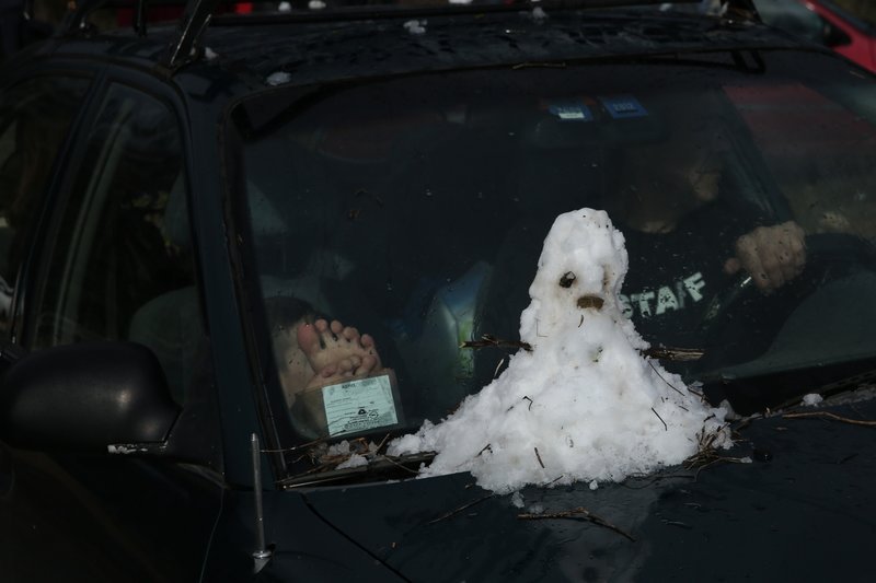 Οι Αθηναίοι πήραν τα βουνά για λίγο χιόνι -Παιχνίδια αλλά και μποτιλιάρισμα σε Πάρνηθα και Πεντέλη [εικόνες] | iefimerida.gr 16