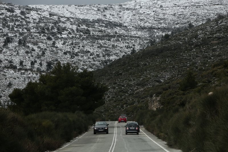Οι Αθηναίοι πήραν τα βουνά για λίγο χιόνι -Παιχνίδια αλλά και μποτιλιάρισμα σε Πάρνηθα και Πεντέλη [εικόνες] | iefimerida.gr 17