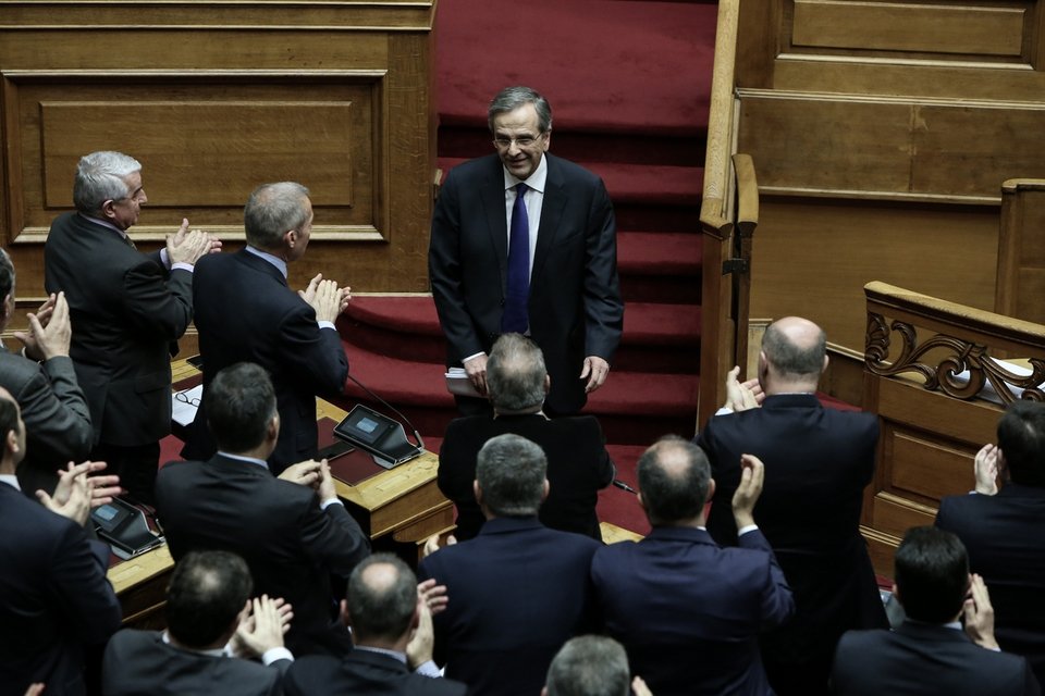 Ορθιοι οι βουλευτές της ΝΔ υποδέχονται τον Αντώνη Σαμαρά που κατεβαίνει από το βήμα-Φωτογραφία: George Vitsaras / SOOC