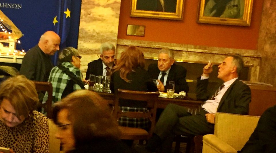 Οι βουλευτές της ΔΗΜΑΡ πριν από την κρίσιμη ψηφοφορία: Πηγαδάκια και τετ α τετ [εικόνες]  | iefimerida.gr 1