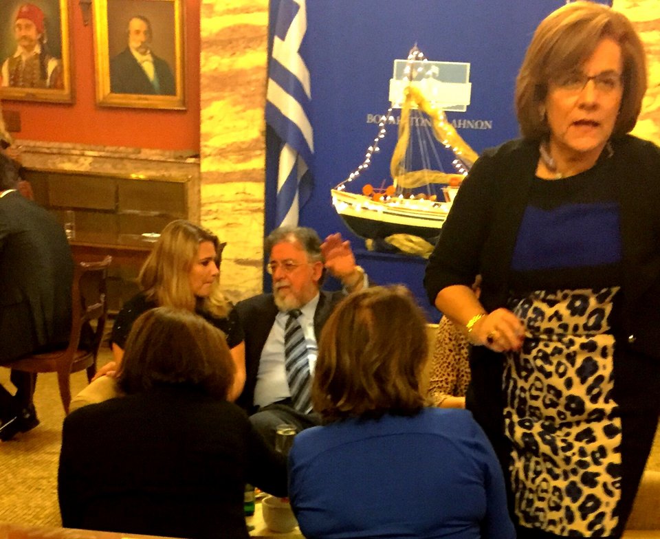 Οι βουλευτές της ΔΗΜΑΡ πριν από την κρίσιμη ψηφοφορία: Πηγαδάκια και τετ α τετ [εικόνες]  | iefimerida.gr 0