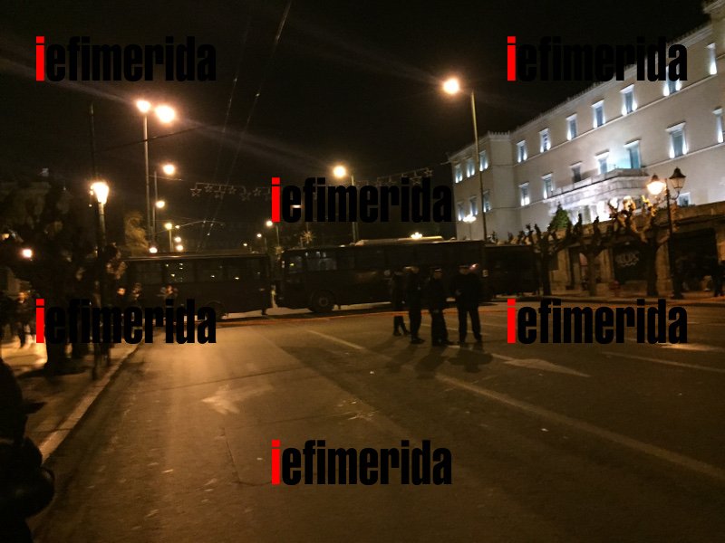 Αοπλοι οι αστυνομικοί στις παράλληλες διαδηλώσεις Χρυσαυγιτών και αντιφασιστών [εικόνες] | iefimerida.gr 3