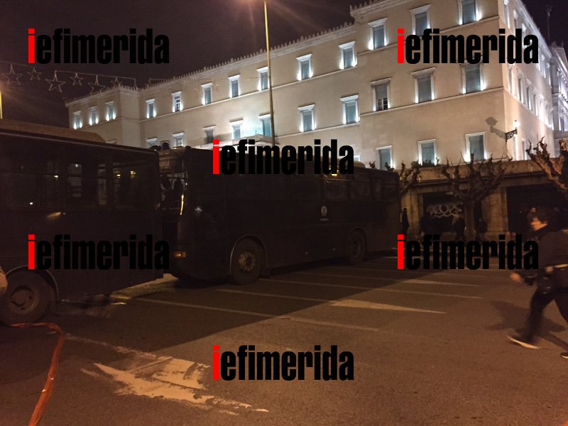 Αοπλοι οι αστυνομικοί στις παράλληλες διαδηλώσεις Χρυσαυγιτών και αντιφασιστών [εικόνες] | iefimerida.gr 2