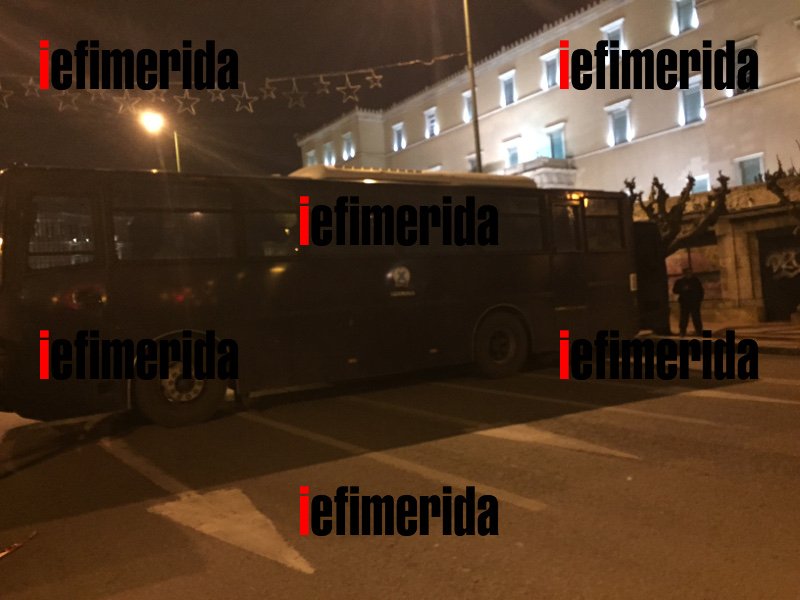 Αοπλοι οι αστυνομικοί στις παράλληλες διαδηλώσεις Χρυσαυγιτών και αντιφασιστών [εικόνες] | iefimerida.gr 1