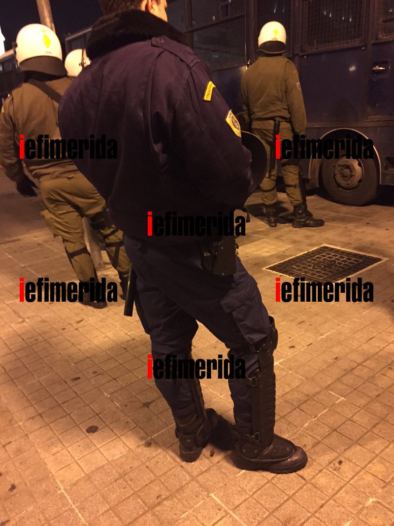 Αοπλοι οι αστυνομικοί στις παράλληλες διαδηλώσεις Χρυσαυγιτών και αντιφασιστών [εικόνες] | iefimerida.gr 0