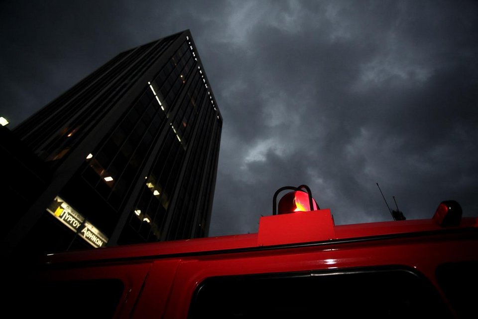 Φωτιά στον Πύργο των Αθηνών –Στον 2ο όροφο ξέσπασε η πυρκαγιά [εικόνες] | iefimerida.gr 3