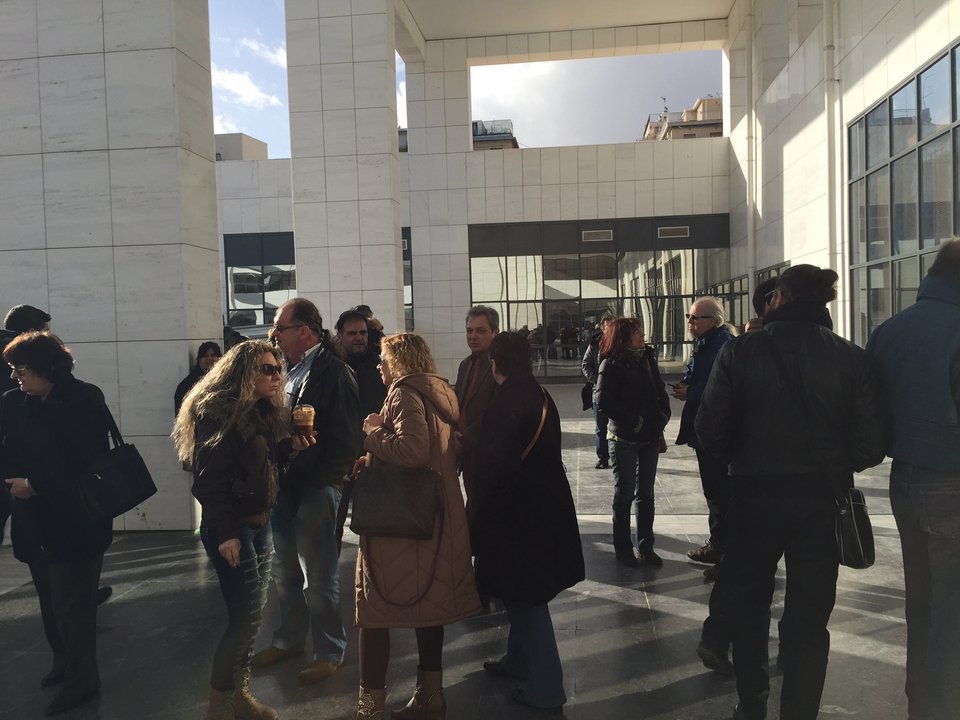 Διαμαρτυρία κατά των πλειστηριασμών στο Ειρηνοδικείο -Διακόπηκε η διαδικασία [εικόνες] | iefimerida.gr 0