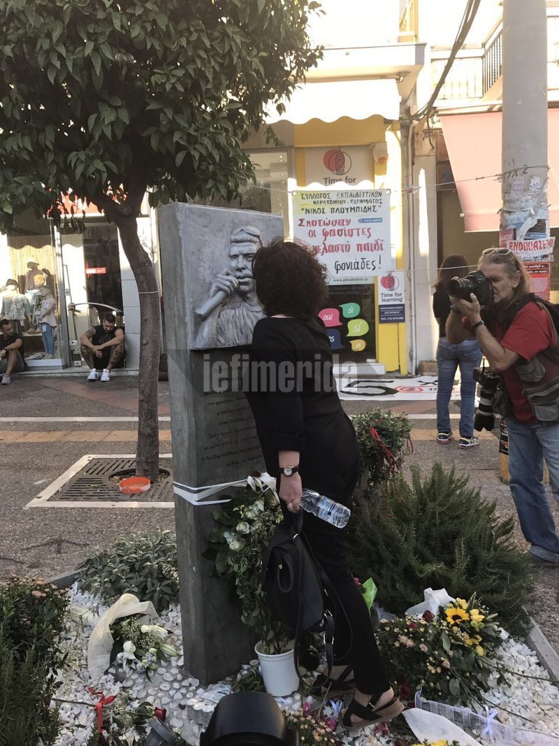 Η μητέρα του Παύλου Φύσσα στο μνημείο του γιού της -Το φίλησε και άναψε το καντήλι [εικόνες] | iefimerida.gr 0