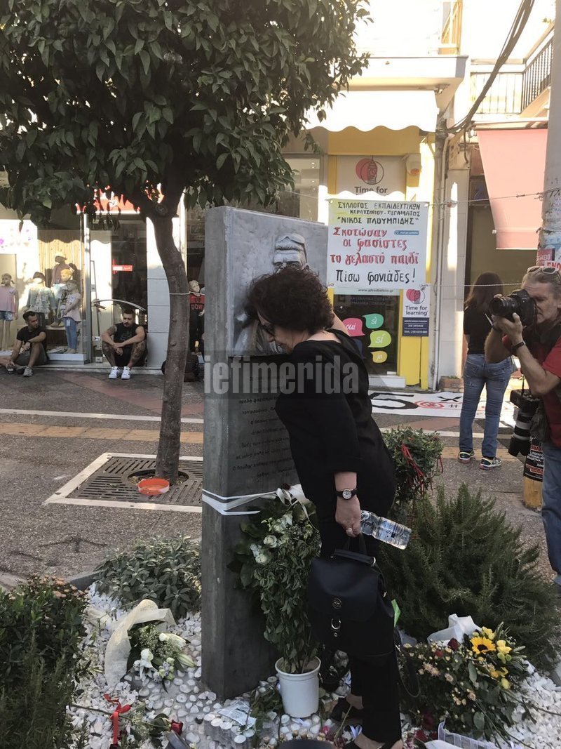 Η μητέρα του Παύλου Φύσσα στο μνημείο του γιού της -Το φίλησε και άναψε το καντήλι [εικόνες] | iefimerida.gr 1