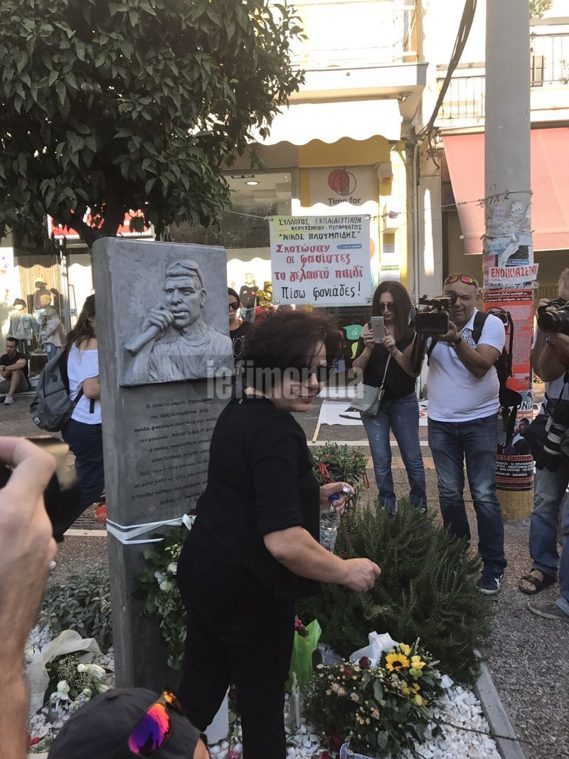 Η μητέρα του Παύλου Φύσσα στο μνημείο του γιού της -Το φίλησε και άναψε το καντήλι [εικόνες] | iefimerida.gr 3