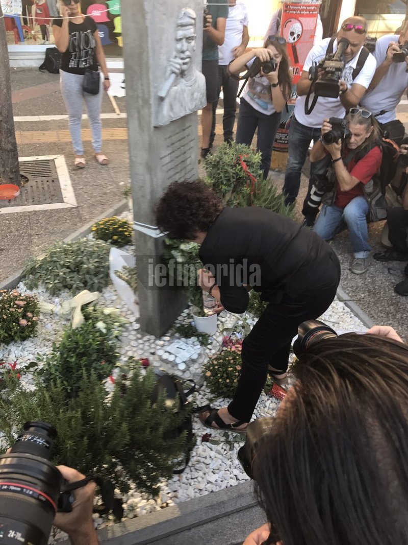 Η μητέρα του Παύλου Φύσσα στο μνημείο του γιού της -Το φίλησε και άναψε το καντήλι [εικόνες] | iefimerida.gr 5