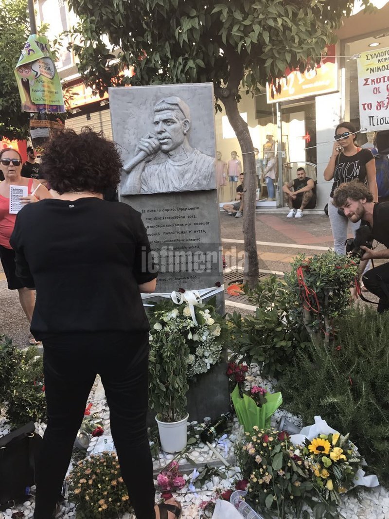 Η μητέρα του Παύλου Φύσσα στο μνημείο του γιού της -Το φίλησε και άναψε το καντήλι [εικόνες] | iefimerida.gr 6