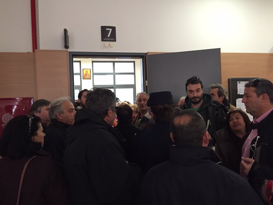 Διαμαρτυρία κατά των πλειστηριασμών στο Ειρηνοδικείο -Διακόπηκε η διαδικασία [εικόνες] | iefimerida.gr 2