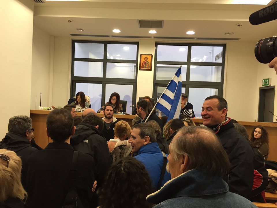 Διαμαρτυρία κατά των πλειστηριασμών στο Ειρηνοδικείο -Διακόπηκε η διαδικασία [εικόνες] | iefimerida.gr 3