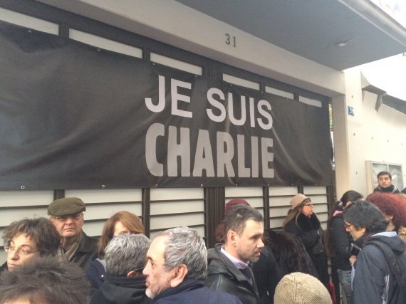 Η Ελλάδα λέει «Je Suis Charlie»: Κοσμοσυρροή στις εκδηλώσεις για το Charlie Hebdo - Ποιοι επώνυμοι παραβρέθηκαν [εικόνες] | iefimerida.gr 0