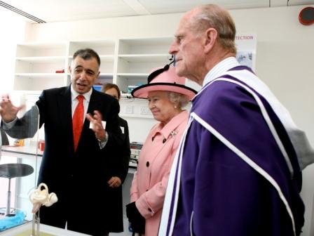 Ο δαιμόνιος Ελληνοκύπριος που βρήκε το ελιξίριο της νεότητας -Η τρομερή ανακάλυψή του που «σβήνει» τις ρυτίδες [εικόνες] | iefimerida.gr 3